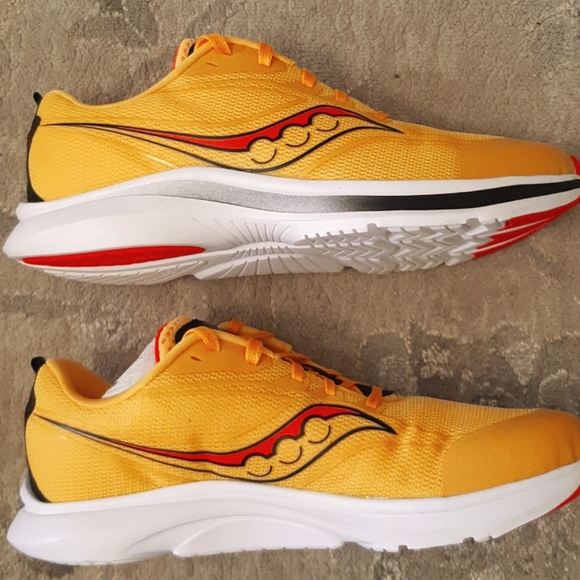 NIB Kid's Saucony Sneakers, Yellow Kinvara 13 Visi/Gold, Sz 5.5 Medium - Picture 4 of 9
